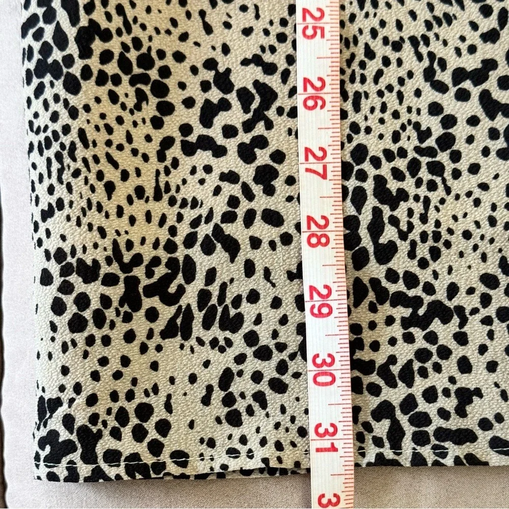 BELONGSCI. V-neckline, long sleeves, Pullover.Tan/Black Animal Print. S… - Picture 8 of 9